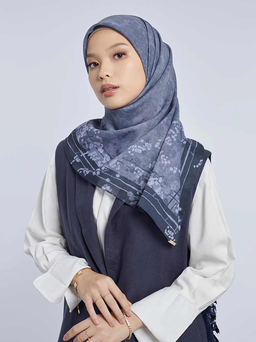 HARUNA LEAVES SIGNATURE SCARF CHARCOAL BLUE