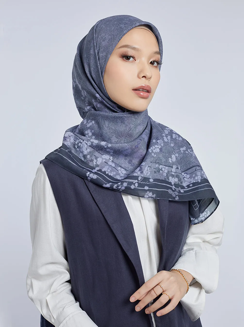 HARUNA LEAVES SIGNATURE SCARF CHARCOAL BLUE